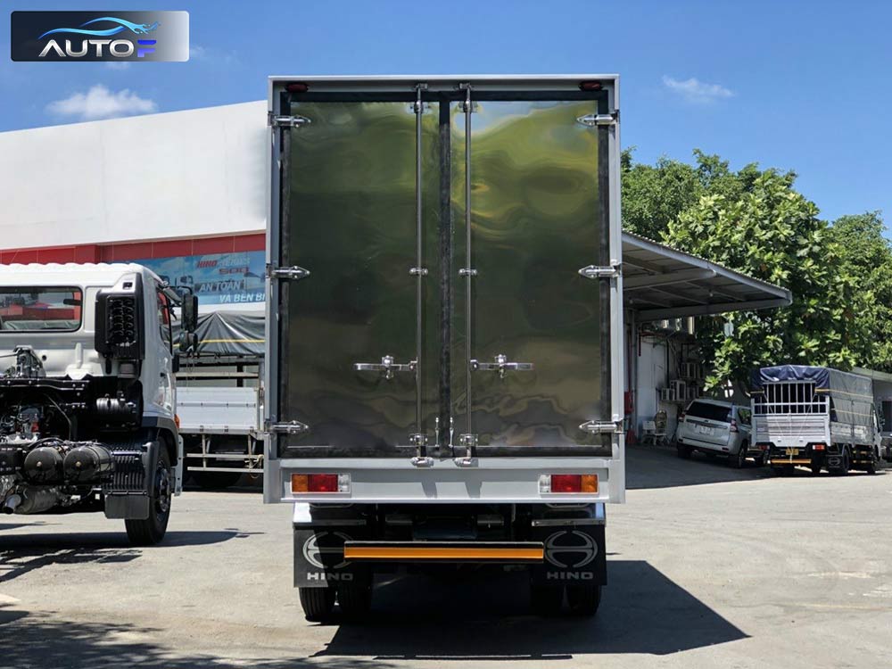Xe tải Hino XZU650L (1.9t - 4.5m) thùng kín inox